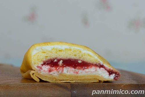 もちもち食感クレープショートケーキ仕立て【セブンイレブン】断面の写真