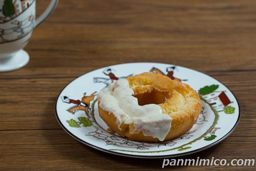 オールドファッションドーナツ（ダブルミルク）【ヤマザキ】斜めから撮った写真