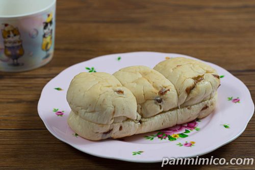 ちぎれるレーズンパン(レアチーズ風味クリーム)【ヤマザキ】斜めから撮った写真