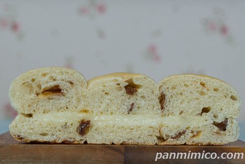 ちぎれるレーズンパン(レアチーズ風味クリーム)【ヤマザキ】断面の写真