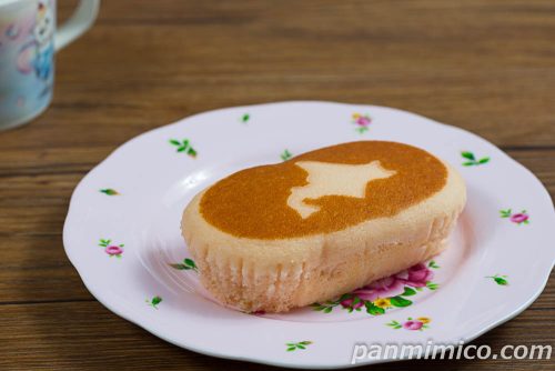 北海道チーズ蒸しケーキ(桃)【ヤマザキ】斜めから撮った写真