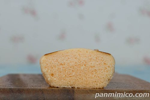 北海道チーズ蒸しケーキ(桃)【ヤマザキ】断面の写真