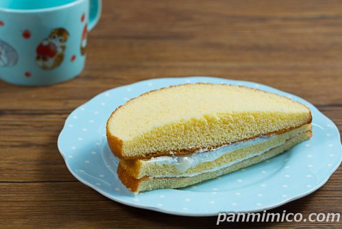 ミルククリームサンド(北海道産牛乳入りミルククリーム)【ヤマザキ】斜めから撮った写真