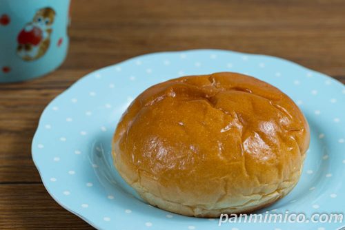 特濃深煎りピーナッツクリームパン【ヤマザキ】斜めから撮った写真