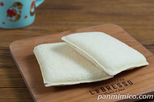 ランチパック(とろリッチ生)生クリーム入りメロンホイップ【ヤマザキ】斜めから撮った写真