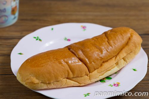 極生ロールぱん（牛乳ホイップ＆苺ジャム）森永おいしい牛乳【ヤマザキ】斜めから撮った写真