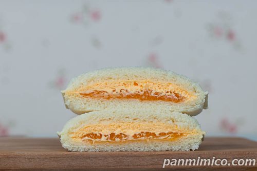 ランチパック(とろリッチ生)生クリーム入りメロンホイップ【ヤマザキ】断面の写真