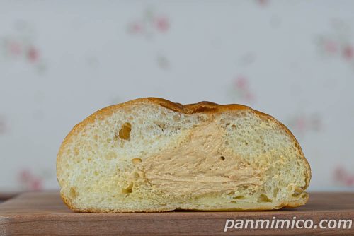 特濃深煎りピーナッツクリームパン【ヤマザキ】断面の写真