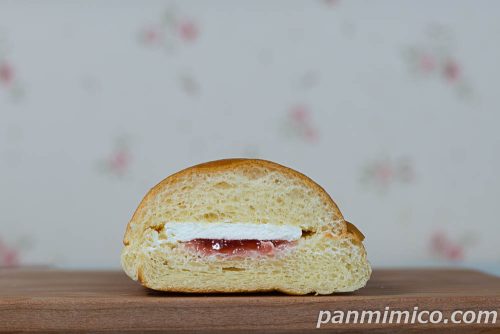 極生ロールぱん（牛乳ホイップ＆苺ジャム）森永おいしい牛乳【ヤマザキ】断面の写真