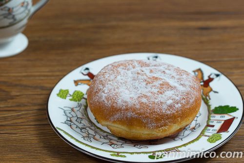 生ドーナツ（濃厚カスタード）【ヤマザキ】斜めから撮った写真