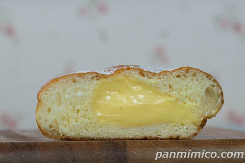 生ドーナツ（濃厚カスタード）【ヤマザキ】断面の写真