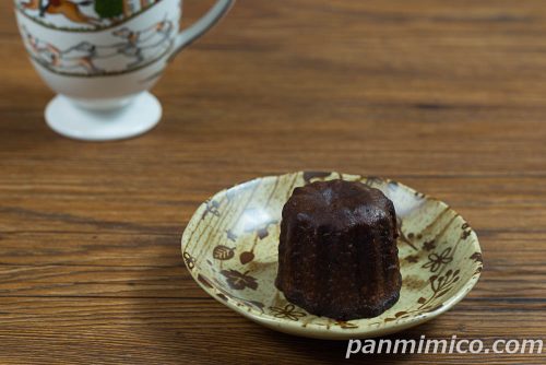 生カヌレ(ミルクホイップ)【ヤマザキ】斜めから撮った写真