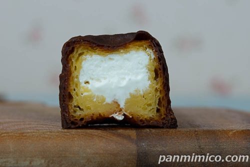 生カヌレ(ミルクホイップ)【ヤマザキ】断面の写真