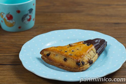 生スコーンクロワッサン（チョコクリーム）【ファミリーマート】斜めから撮った写真