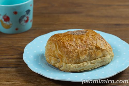 バゲットクロワッサン　おいも【ローソン】斜めから撮った写真