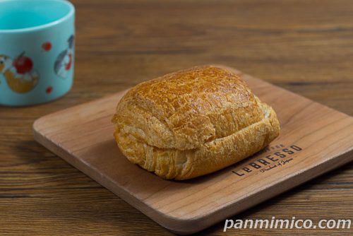 バゲットクロワッサン　たまご【ローソン】斜めから撮った写真