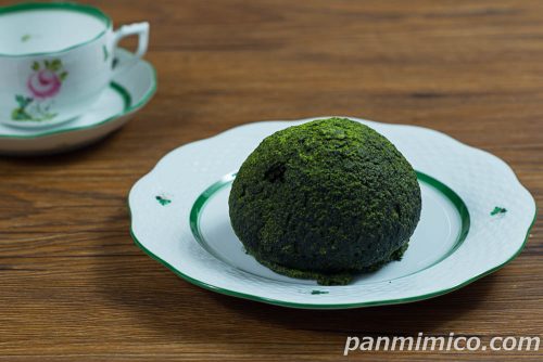 Uchi Café×森半　濃いお抹茶クッキーシュー【ローソン】斜めから撮った写真