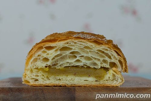 バゲットクロワッサン　おいも【ローソン】断面の写真