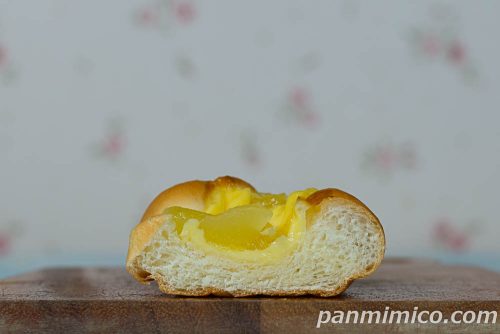 アップルカスタード【セブンイレブン】断面の写真