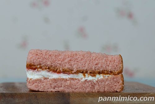 7プレミアム 大きなふわふわシフォンケーキ いちごジャム&ホイップ【セブンイレブン】断面の写真