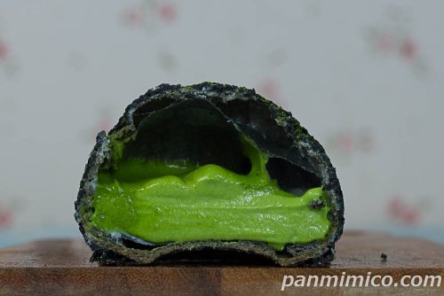Uchi Café×森半　濃いお抹茶クッキーシュー【ローソン】断面の写真