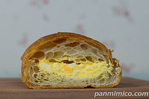 バゲットクロワッサン　たまご【ローソン】断面の写真