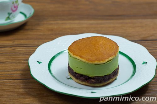 極厚　どら焼きバーガー（宇治抹茶ムース＆つぶあん）【ファミリーマート】斜めから撮った写真