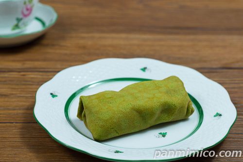 ファミマ・ザ・クレープ　抹茶【ファミリーマート】斜めから撮った写真