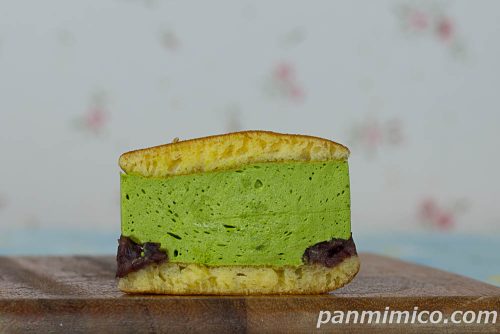 極厚　どら焼きバーガー（宇治抹茶ムース＆つぶあん）【ファミリーマート】断面の写真