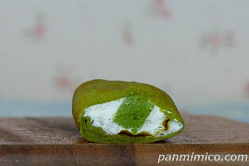 ファミマ・ザ・クレープ　抹茶【ファミリーマート】断面の写真