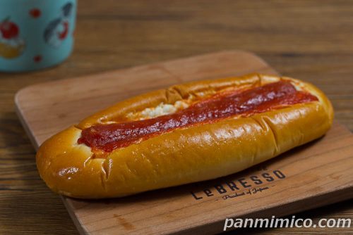 まるごとソーセージ（ピザ味）【ヤマザキ】斜めから撮った写真