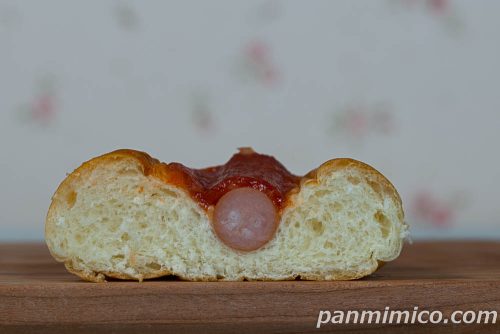 まるごとソーセージ（ピザ味）【ヤマザキ】断面の写真