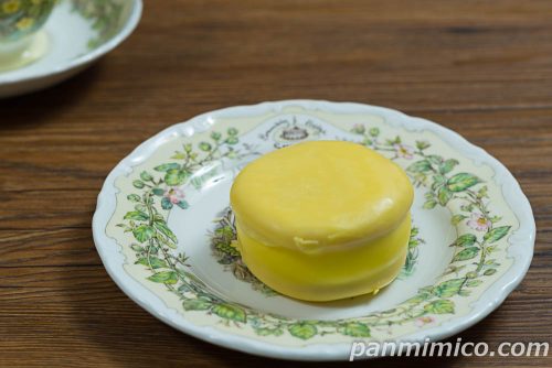 生　チョコパイ〈檸檬とフロマージュ〉【ロッテ】斜めから撮った写真