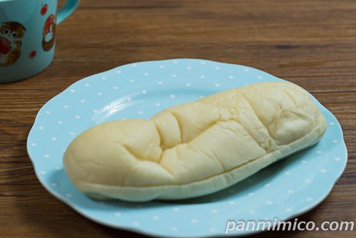 白生コッペパン（ダブルカフェラテ）【ファミリーマート】斜めから撮った写真