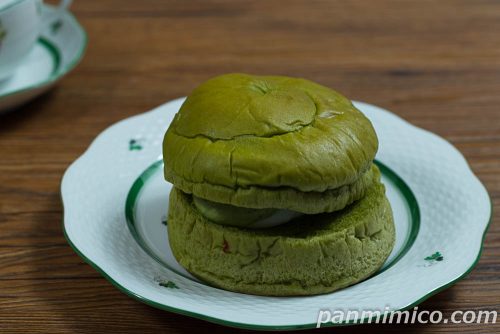森半 お抹茶&ミルクホイップサンド【ローソン】斜めから撮った写真