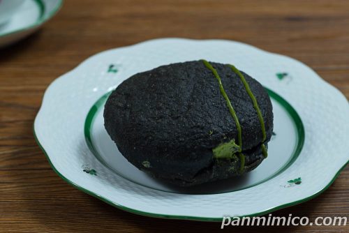抹茶みるくのホイップドーナツ【セブンイレブン】斜めから撮った写真