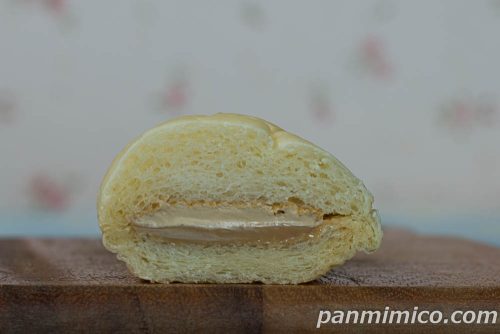 白生コッペパン（ダブルカフェラテ）【ファミリーマート】断面の写真