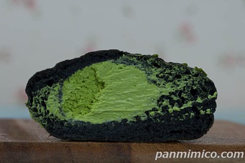 抹茶みるくのホイップドーナツ【セブンイレブン】断面の写真