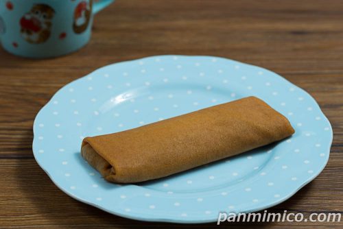 もっちりクレープ あんこ&チーズクリーム【ローソン】斜めから撮った写真