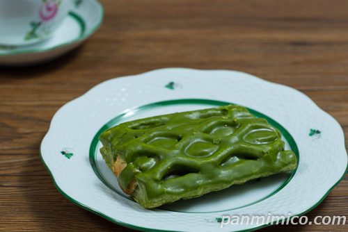 サクサクパイ　抹茶ラテ【セブンイレブン】斜めから撮った写真