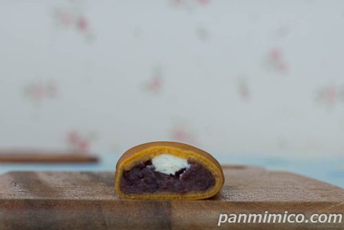 もっちりクレープ あんこ&チーズクリーム【ローソン】断面の写真