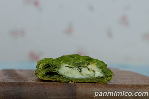 サクサクパイ　抹茶ラテ【セブンイレブン】断面の写真