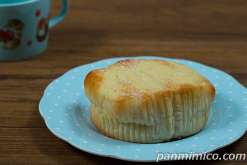 白バラ牛乳仕込みのミルクブレッド【セブンイレブン】斜めから撮った写真