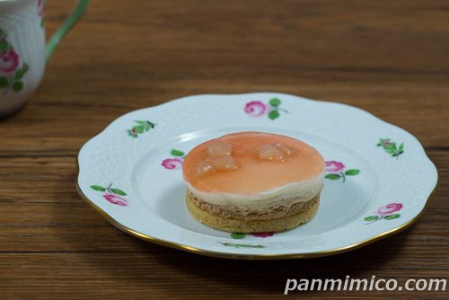 桃と紅茶のケーキ【ファミリーマート】斜めから撮った写真