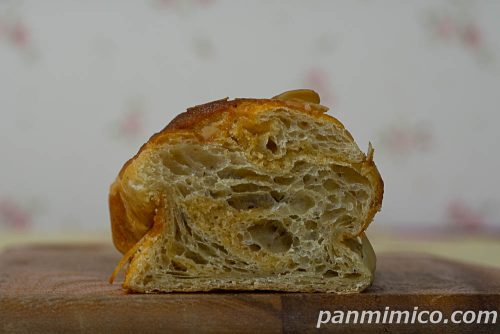 アールグレイ香るケーキブレッド（オレンジピール入り）【ファミリーマート】断面の写真