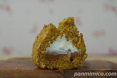 アールグレイ香る紅茶のシフォンサンド ～オレンジソース掛け～【ファミリーマート】断面の写真