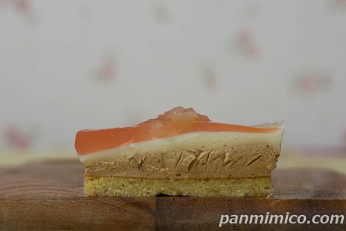 桃と紅茶のケーキ【ファミリーマート】断面の写真