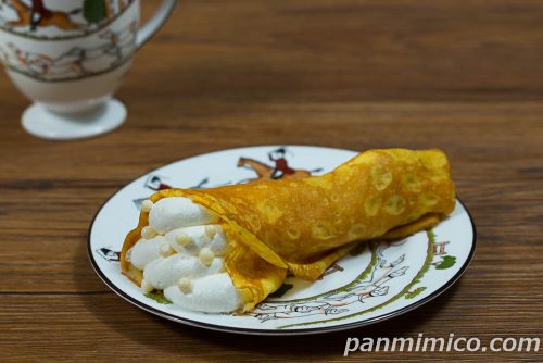 クリームがおいしいふわもちクレープ【ファミリーマート】斜めから撮った写真