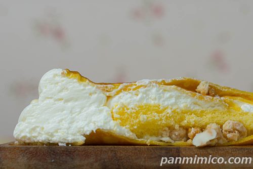 クリームがおいしいふわもちクレープ【ファミリーマート】断面の写真