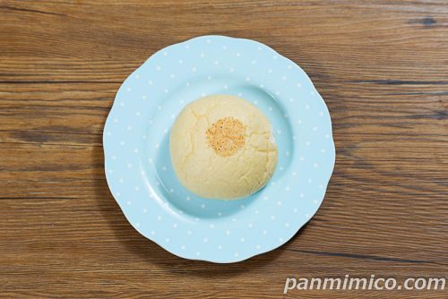 白生あんぱん（ホイップクリーム）【ファミリーマート】上から撮った写真